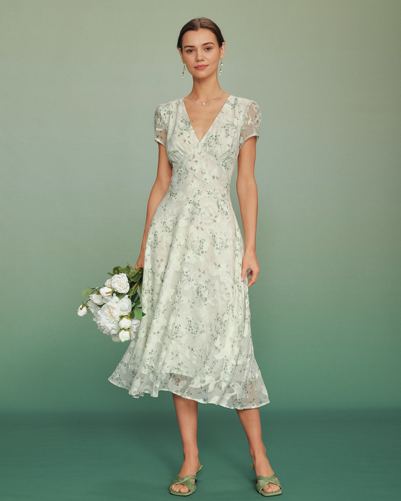 Vestido midi túnica floral verde com mangas bufantes