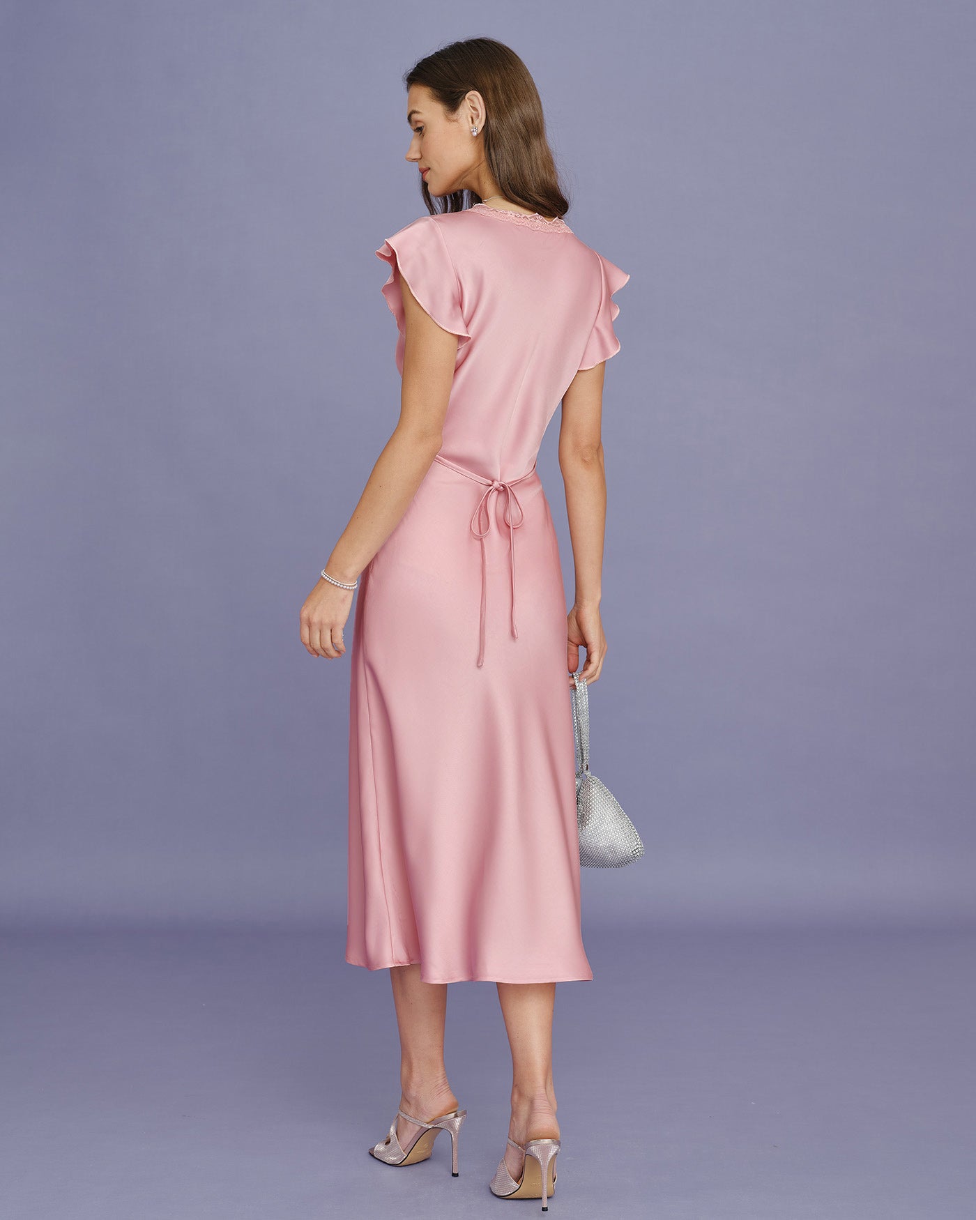 Vestido midi em cetim com renda e decote em V — Rosa