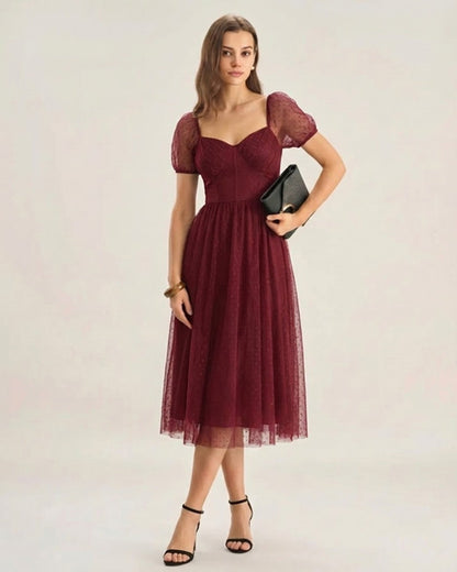 Vestido midi vermelho com decote em coração e estampa poá