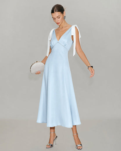 Vestido midi de cetim azul com decote em V e recorte