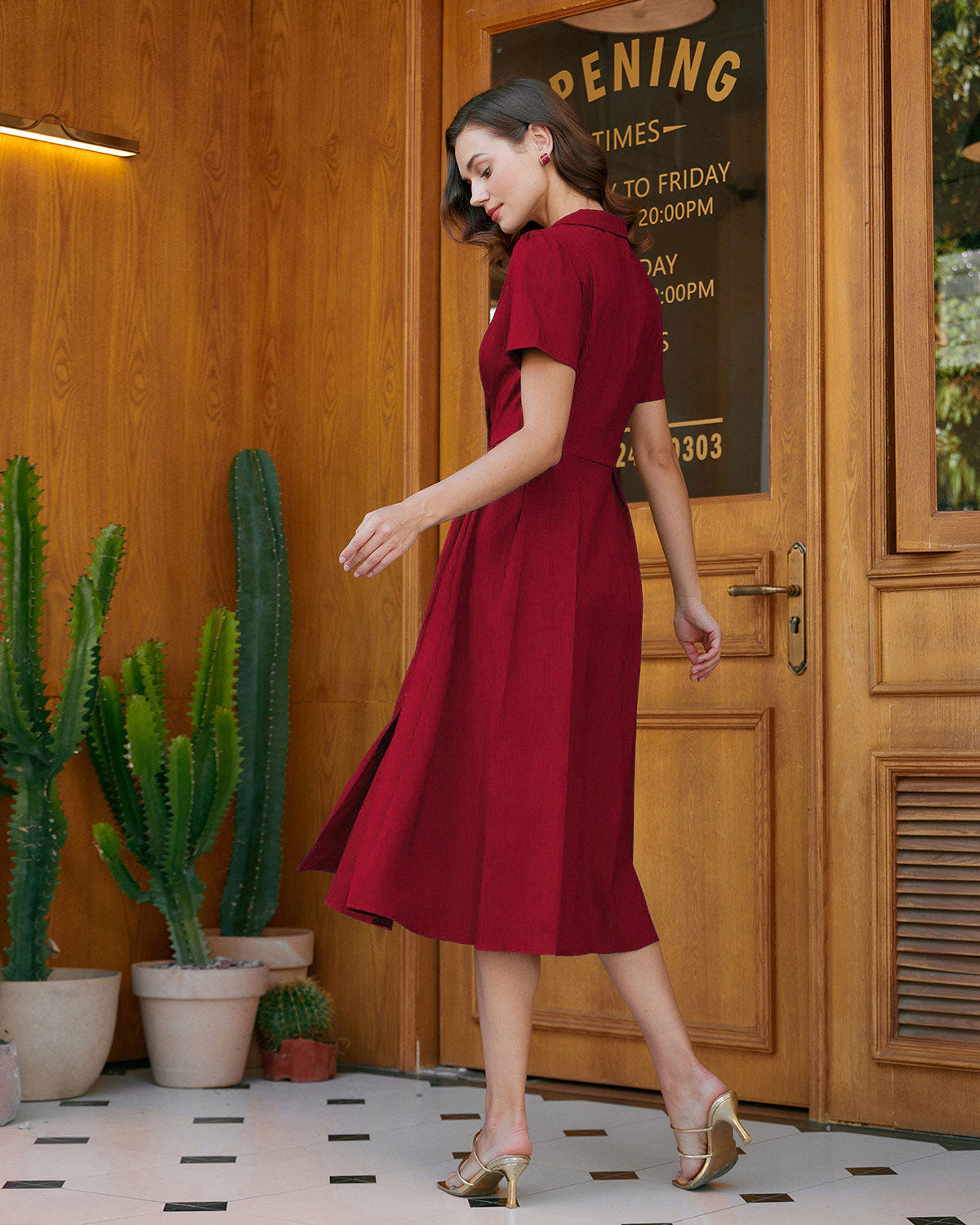 Vestido midi vermelho evasê plissado com botões