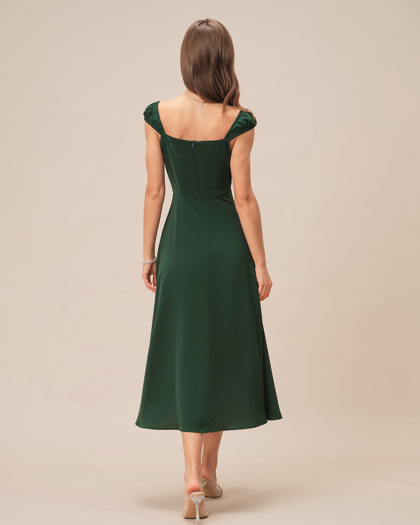 Vestido midi verde de decote quadrado com mangas curtas estruturadas