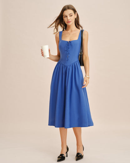 Vestido midi azul com decote quadrado, detalhe em amarração e bolsos