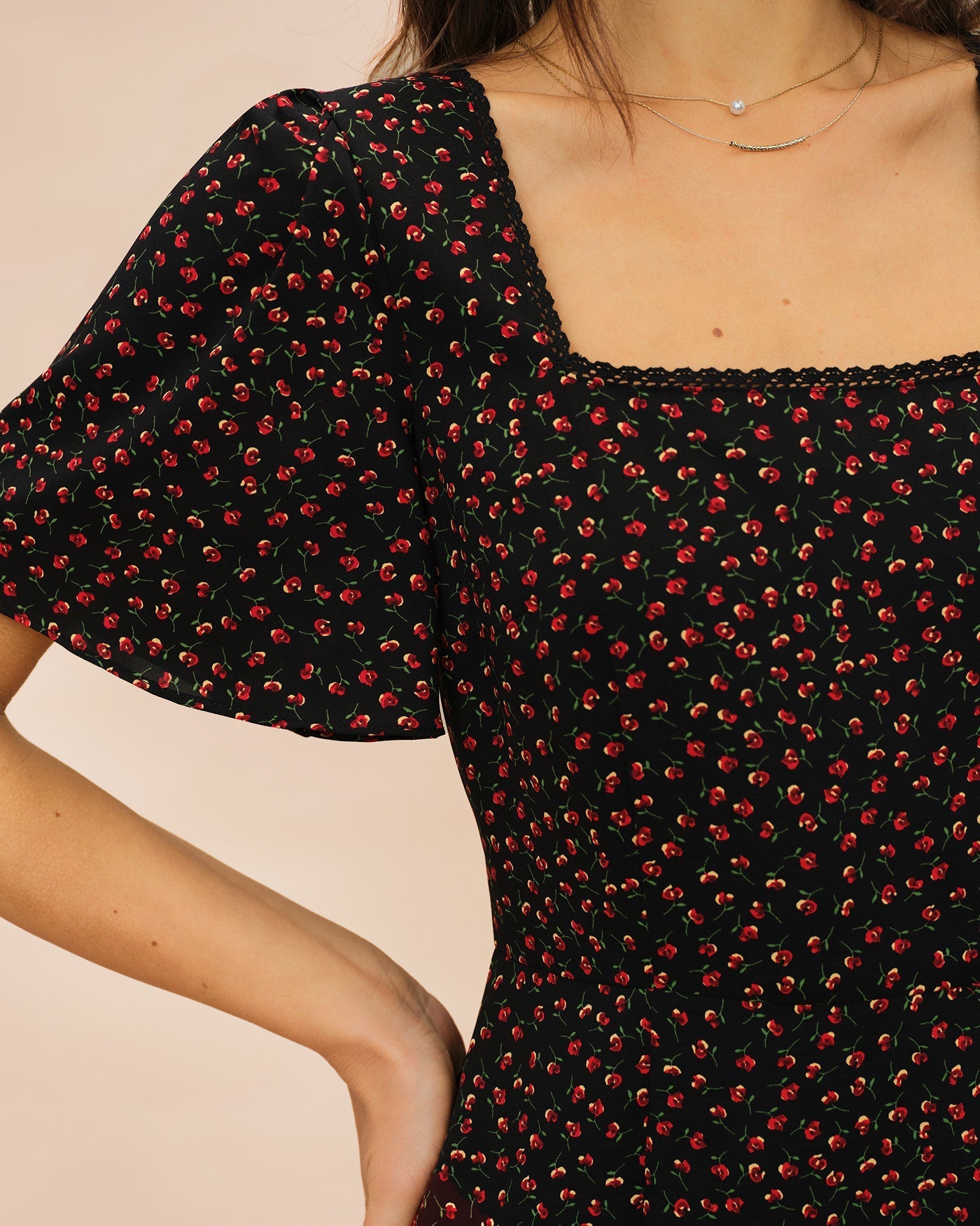 Vestido midi floral preto com decote quadrado e mangas borboleta
