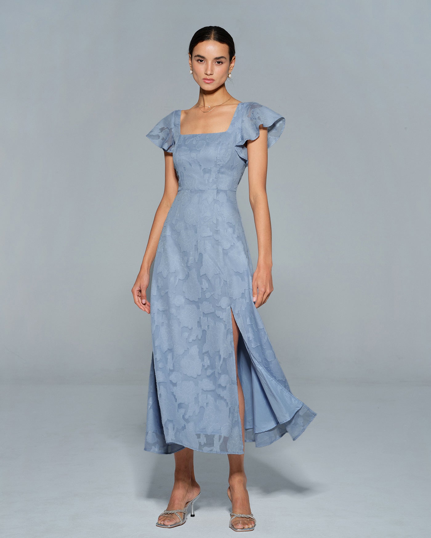 Vestido midi azul floral com decote quadrado