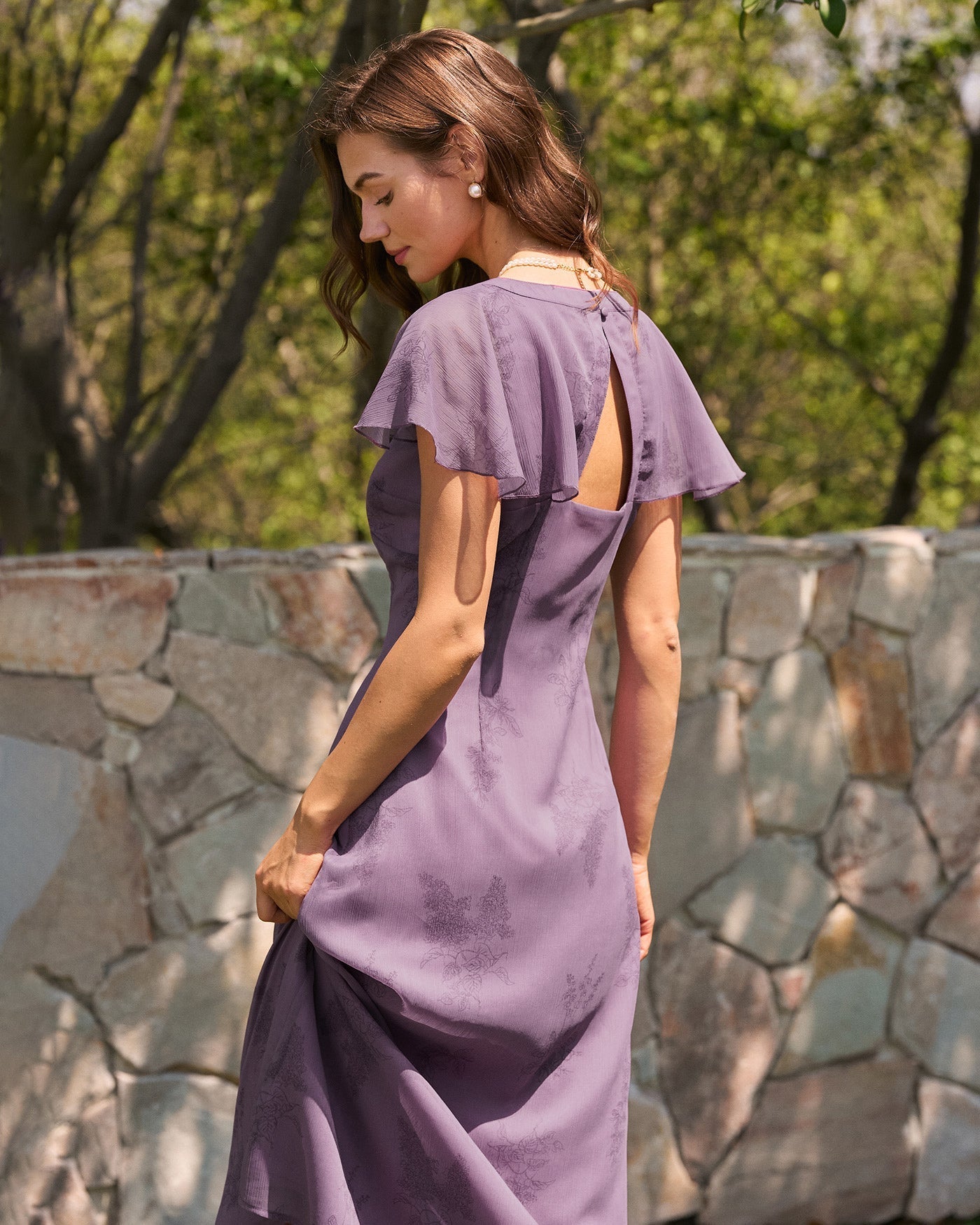 Vestido midi floral roxo com decote em V e mangas borboleta