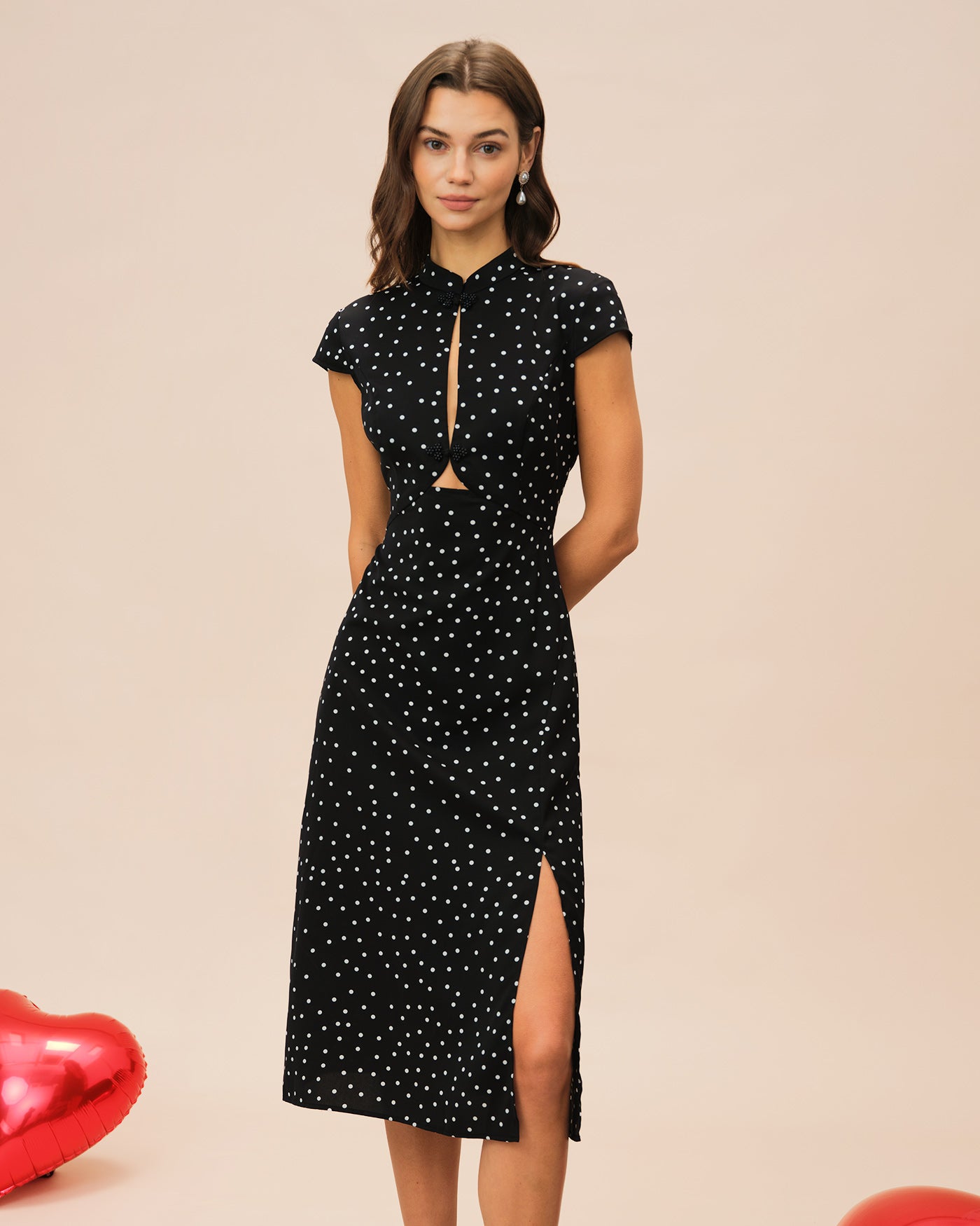 Vestido midi preto com estampa de poá e gola mandarim