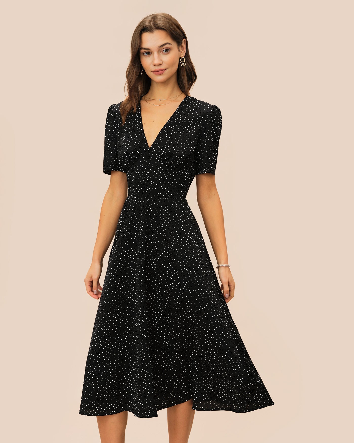 Vestido midi preto com decote em V e estampa de poá