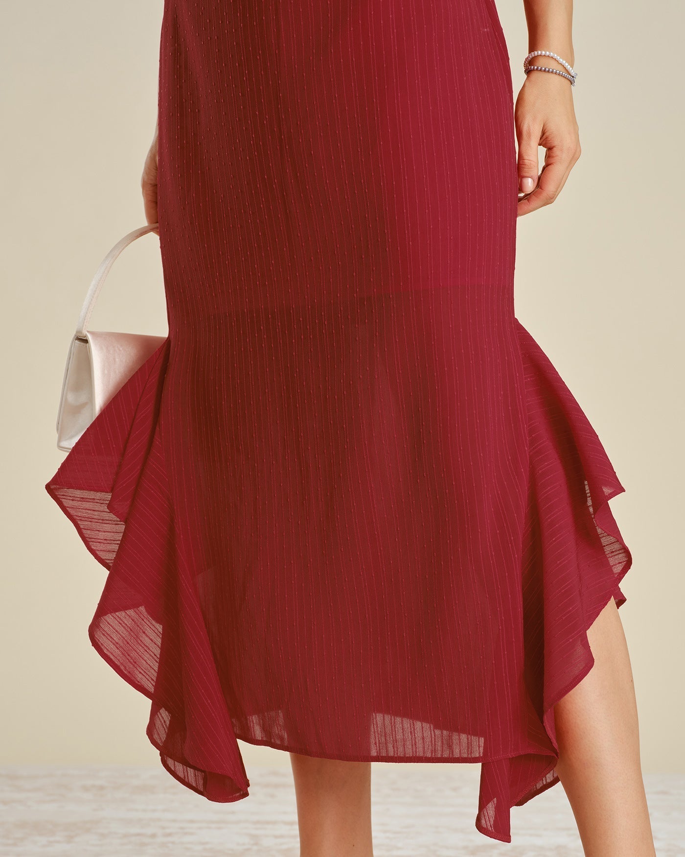 Vestido midi vermelho liso com decote canoa e babados