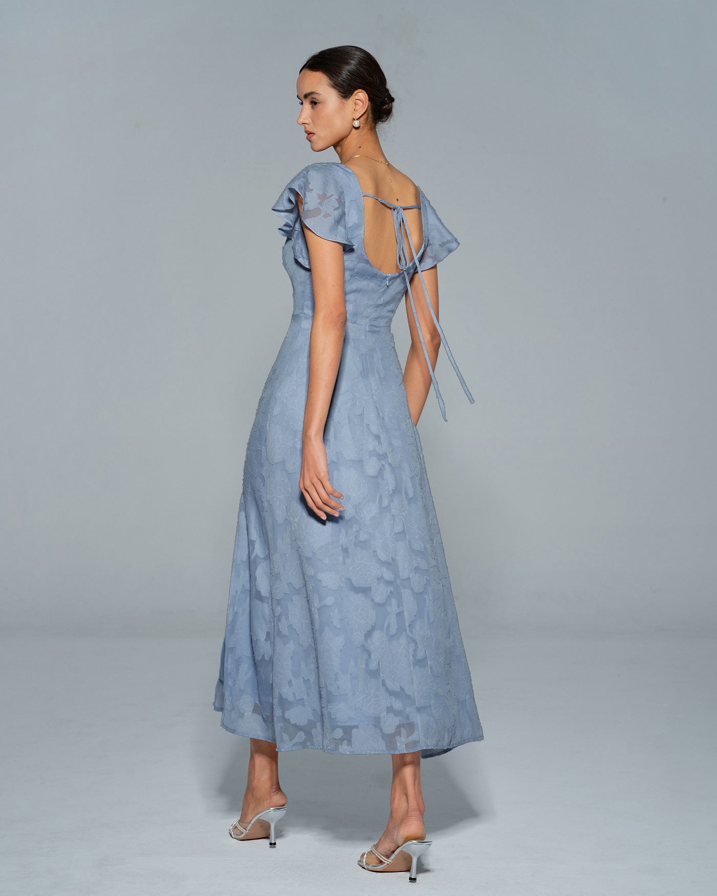 Vestido midi azul floral com decote quadrado
