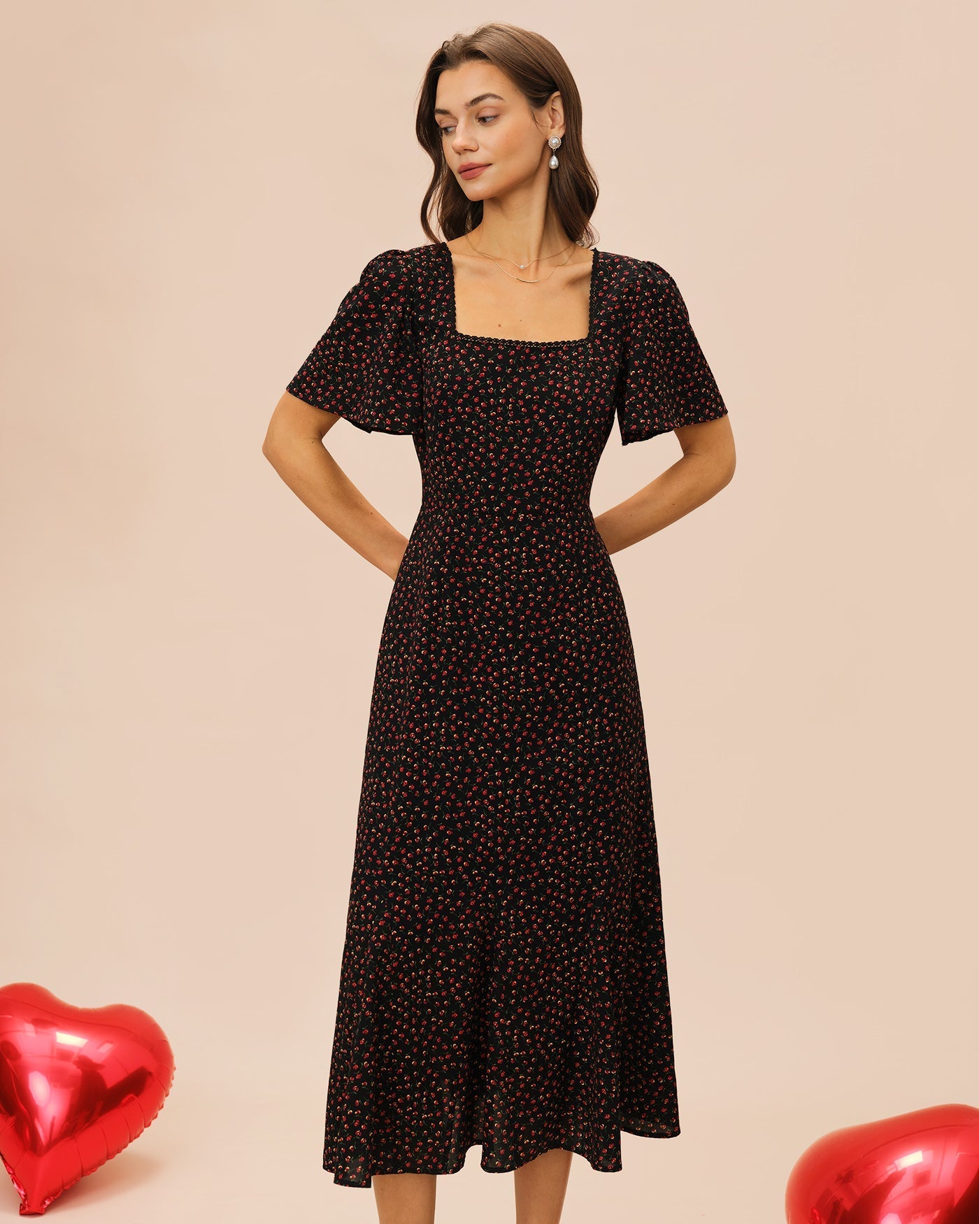 Vestido midi floral preto com decote quadrado e mangas borboleta