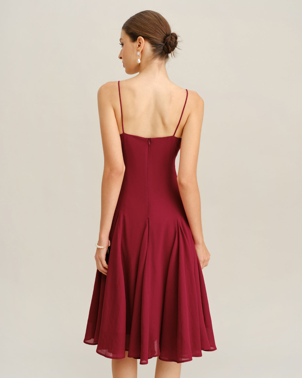 Vestido slip midi em chiffon, corte evasê — vermelho