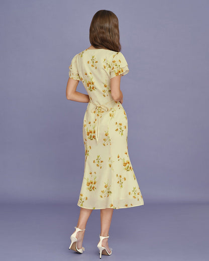 Vestido midi floral amarelo com decote em V e corte sereia