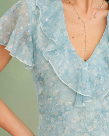 Vestido midi azul com decote em V, estampa floral e babados