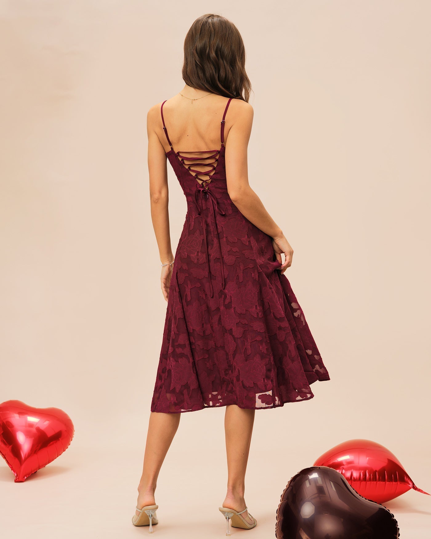 Vestido midi slip em jacquard com decote em coração — Vinho