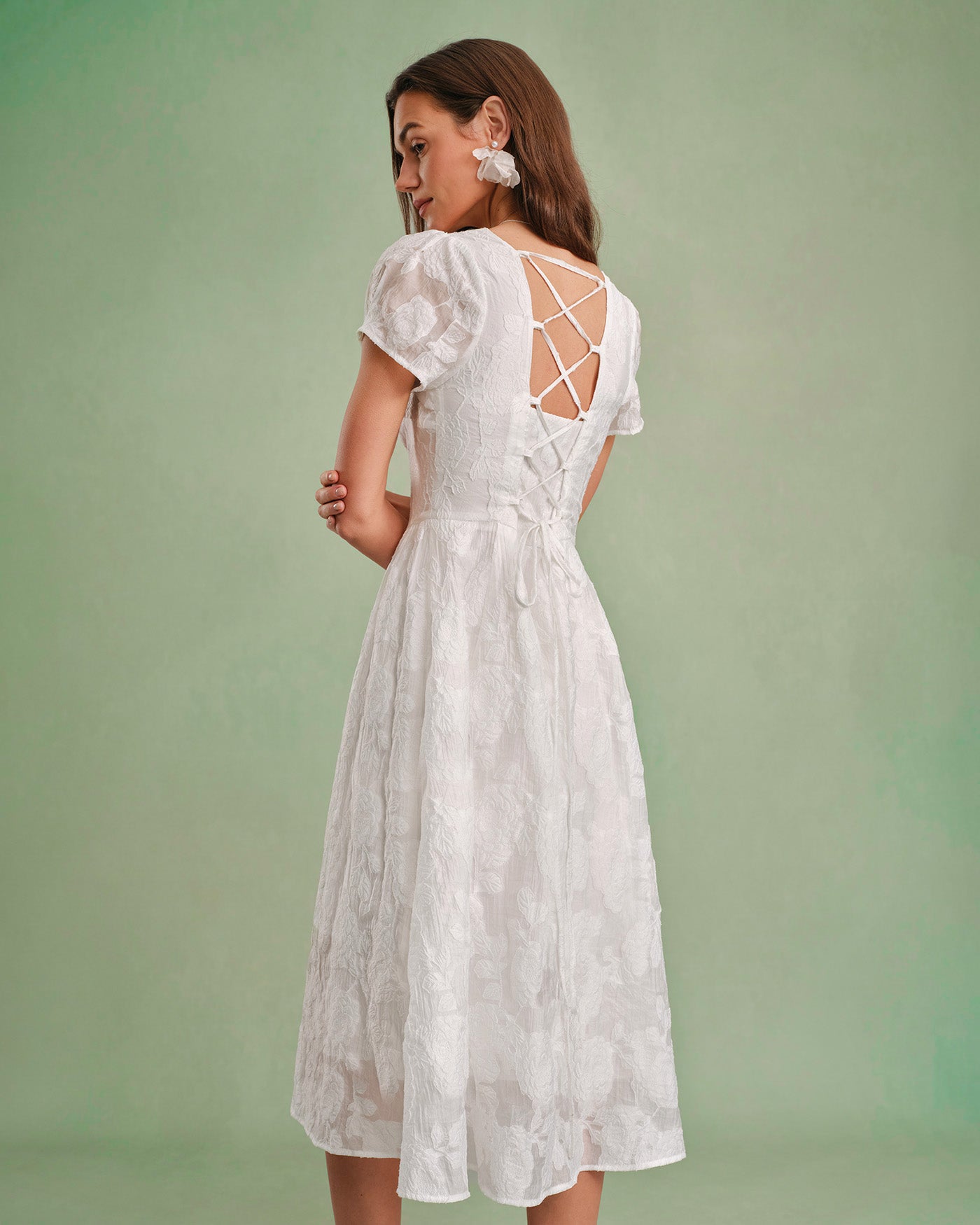Vestido Midi Branco com Decote Quadrado e Tiras Cruzadas