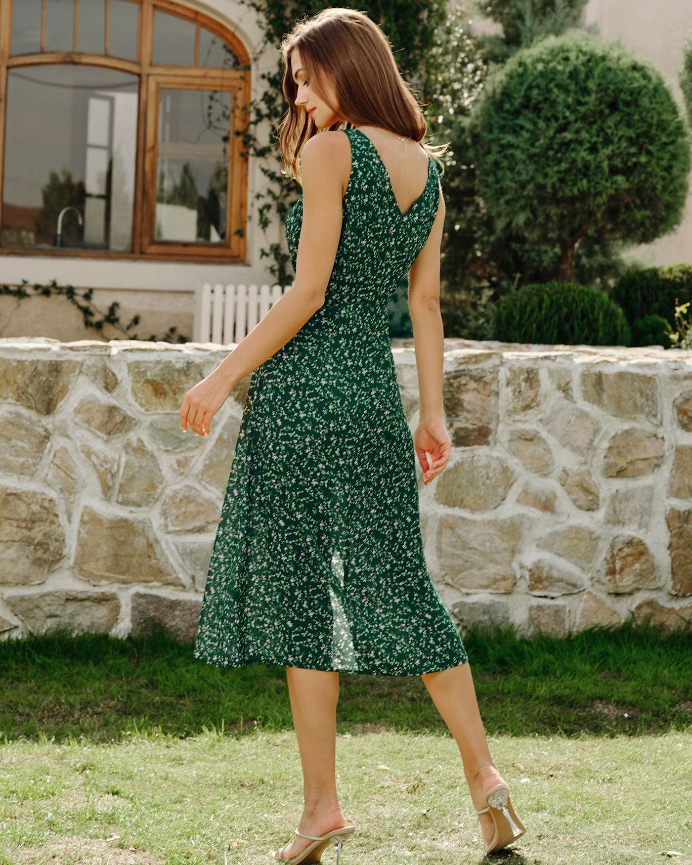 Vestido midi floral verde com decote em V