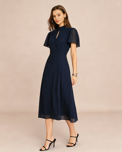 Vestido midi azul com mangas borboleta e estampa de tartaruga