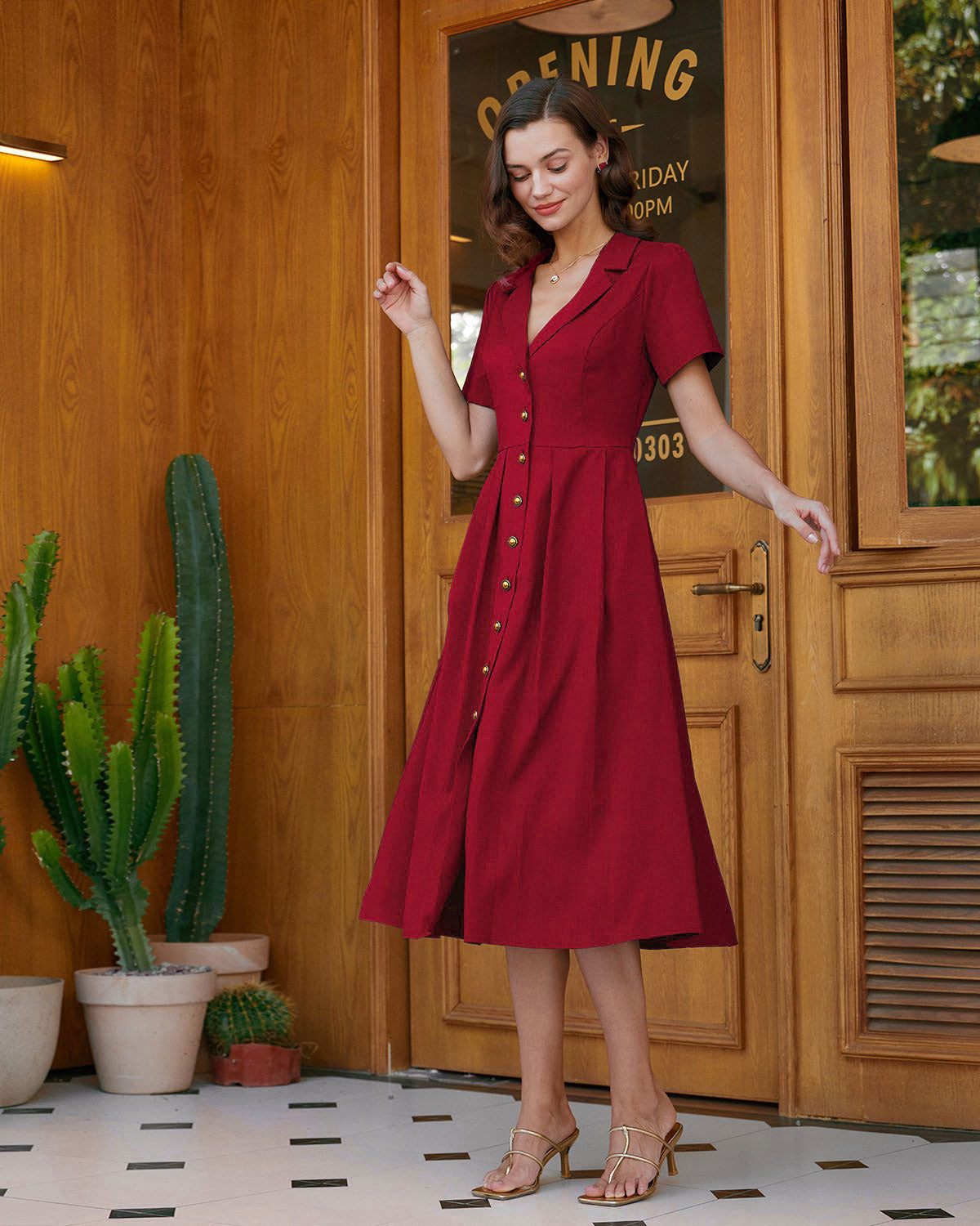 Vestido midi vermelho evasê plissado com botões