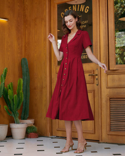 Vestido midi vermelho evasê plissado com botões