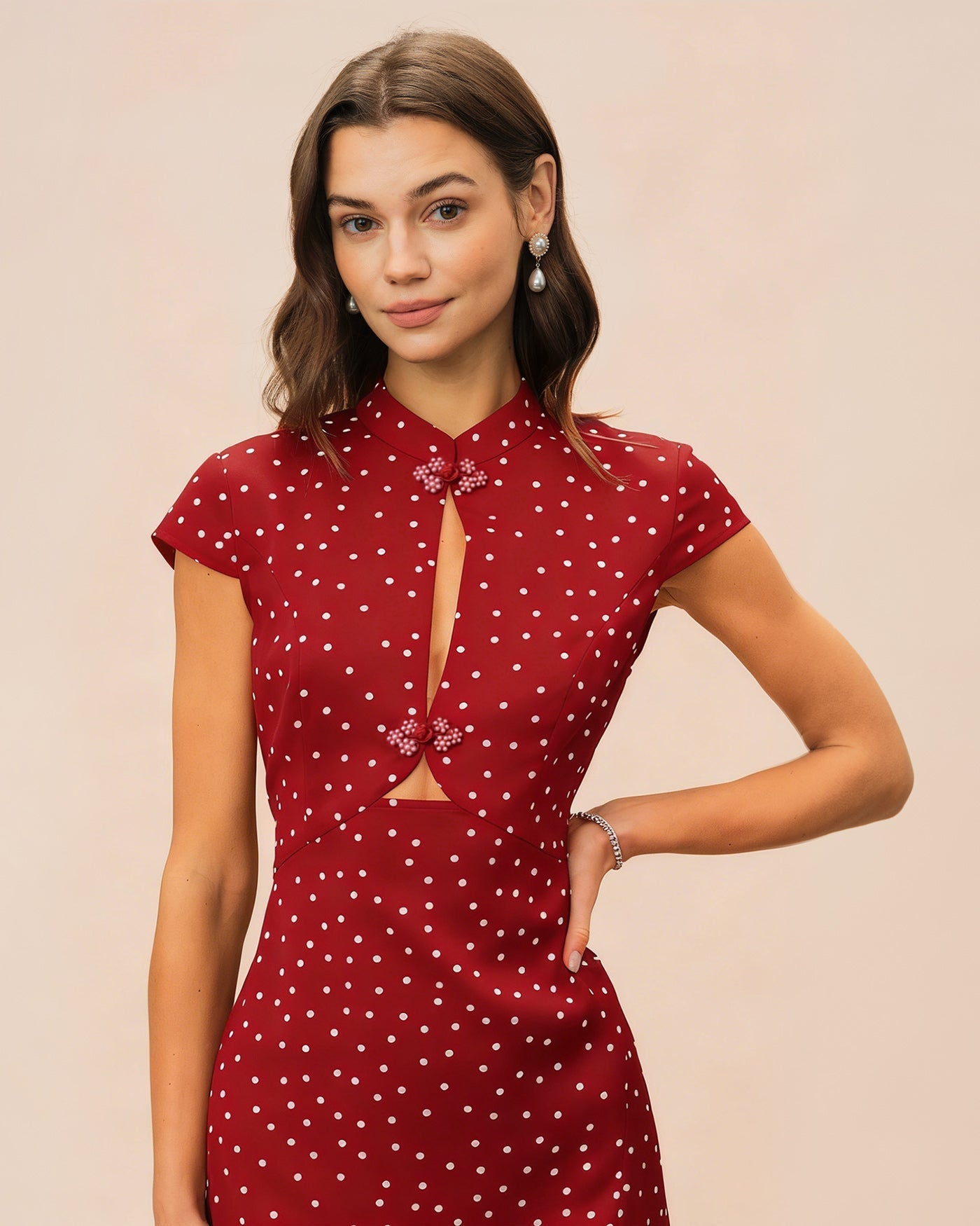 Vestido midi vermelho com gola mandarim e estampa de poá