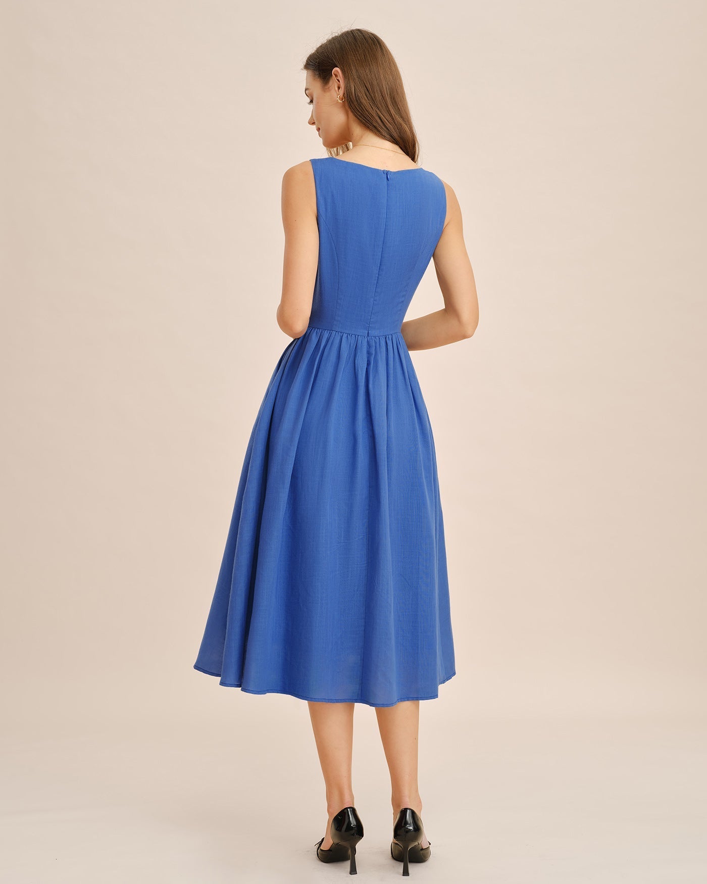 Vestido midi azul com decote quadrado, detalhe em amarração e bolsos