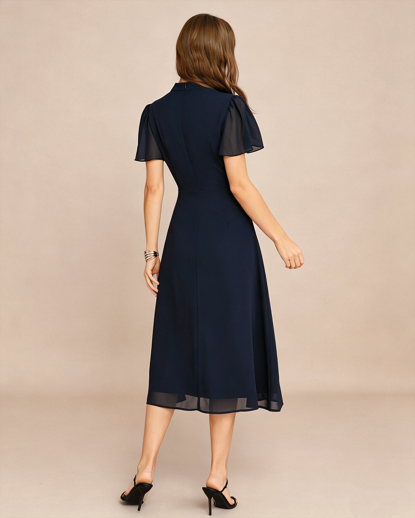 Vestido midi azul com mangas borboleta e estampa de tartaruga