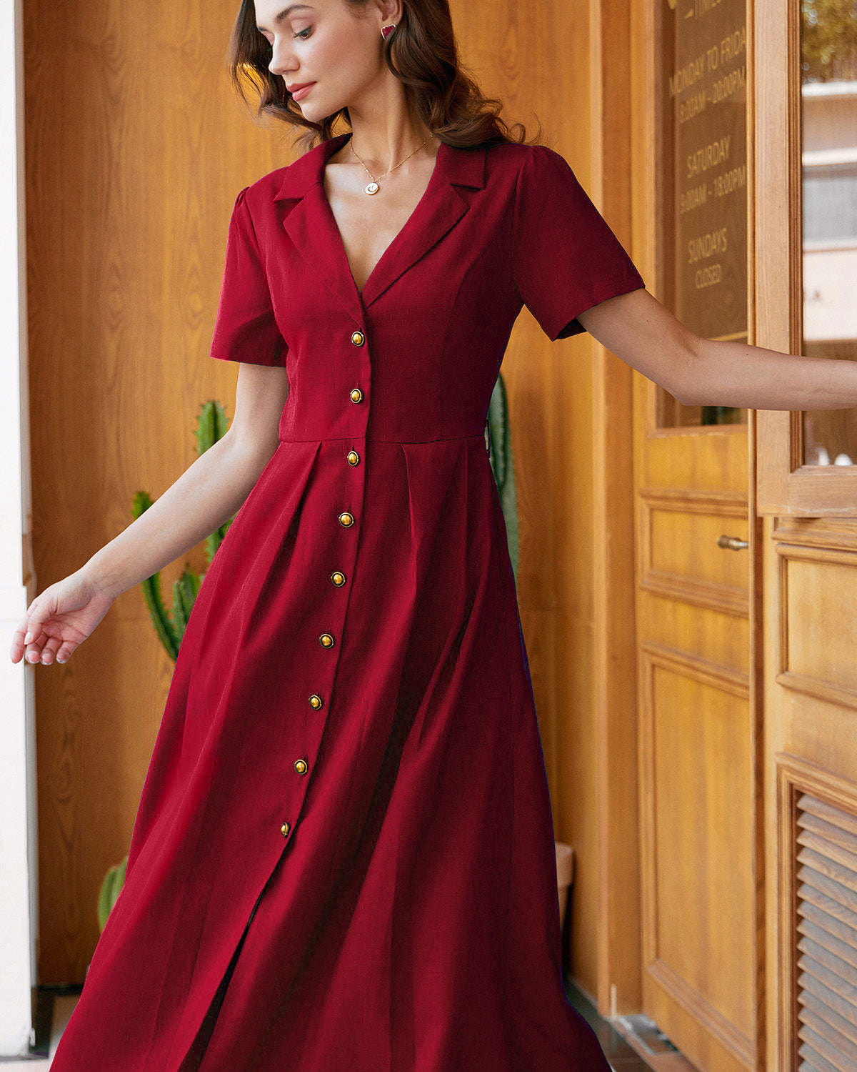 Vestido midi vermelho evasê plissado com botões