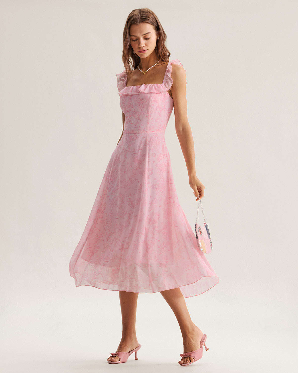 Vestido midi rosa com decote quadrado e babados