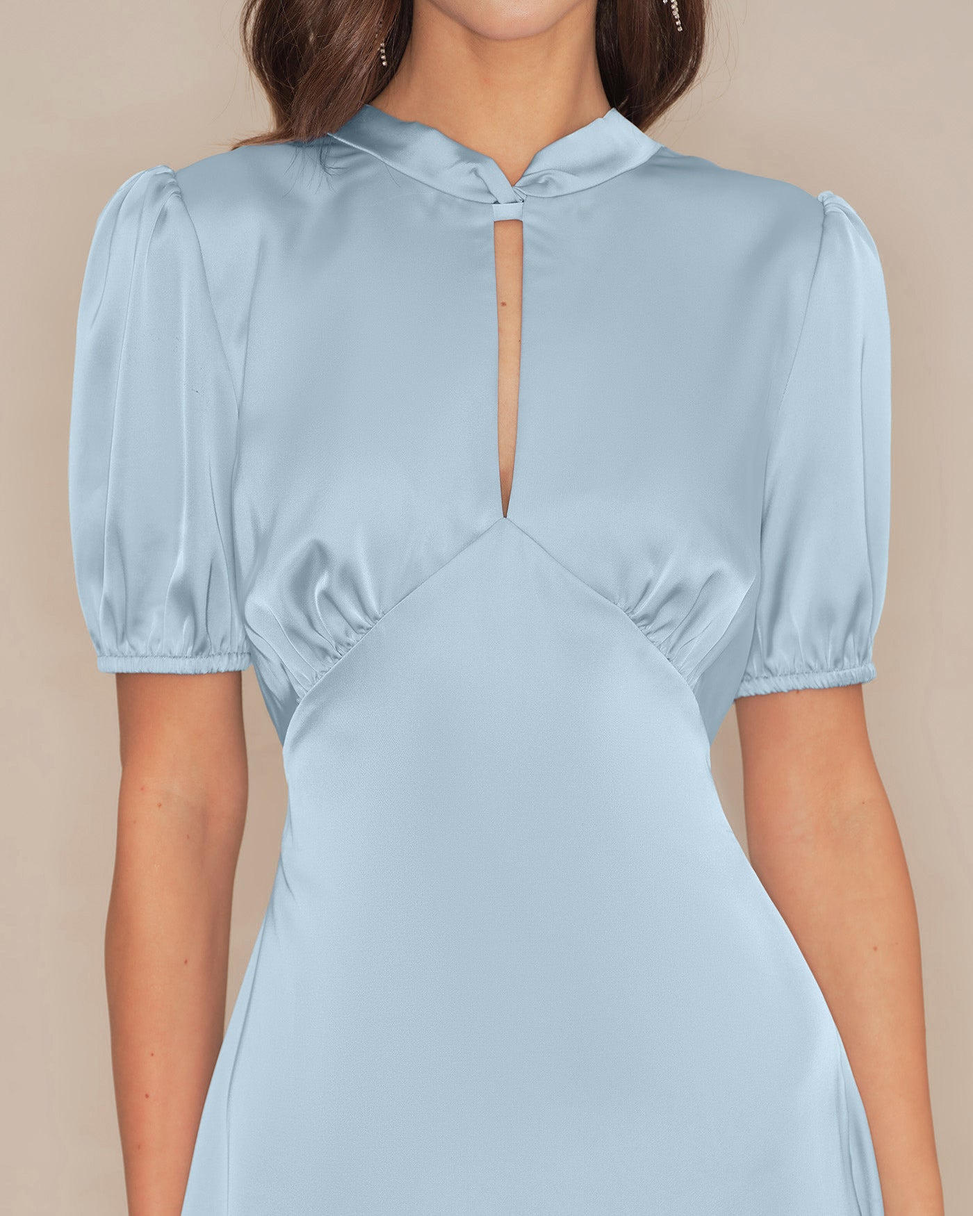 Vestido midi azul de cetim com mangas bufantes e costas abertas
