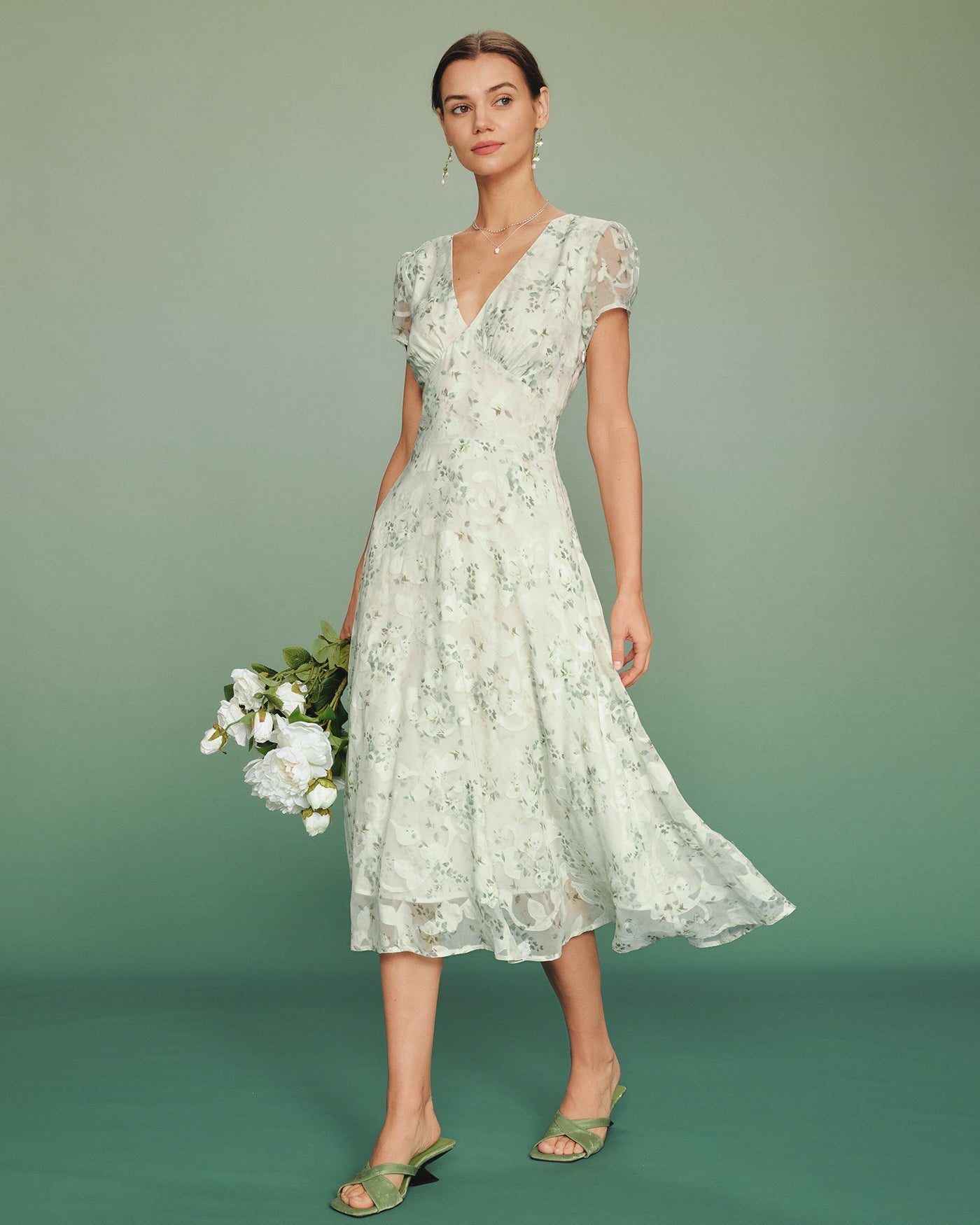 Vestido midi túnica floral verde com mangas bufantes