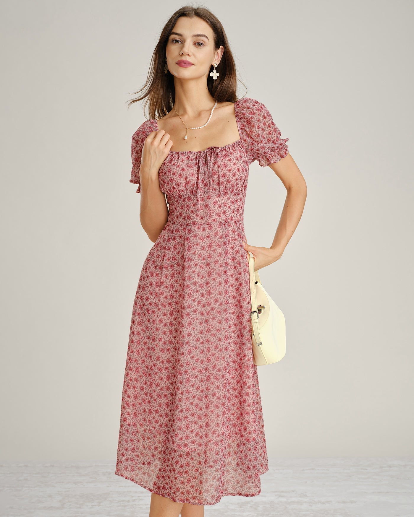Vestido midi rosa em chiffon com decote quadrado e estampa floral