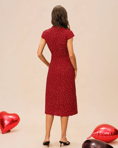 Vestido midi vermelho com gola mandarim e estampa de poá
