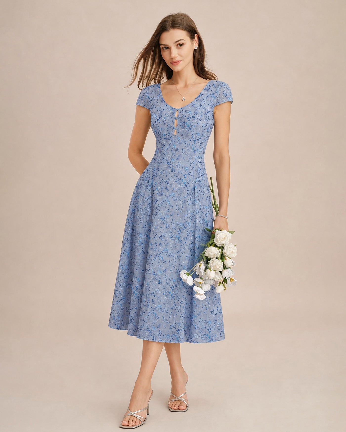 Vestido midi floral azul com decote em U e botões frontais
