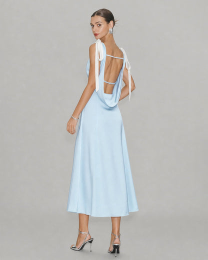 Vestido midi de cetim azul com decote em V e recorte