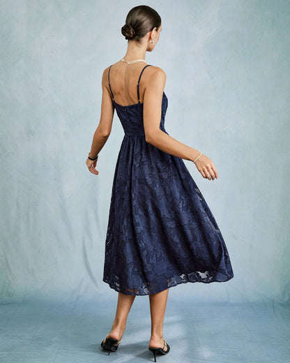 Vestido midi evasê em jacquard azul, estilo slip