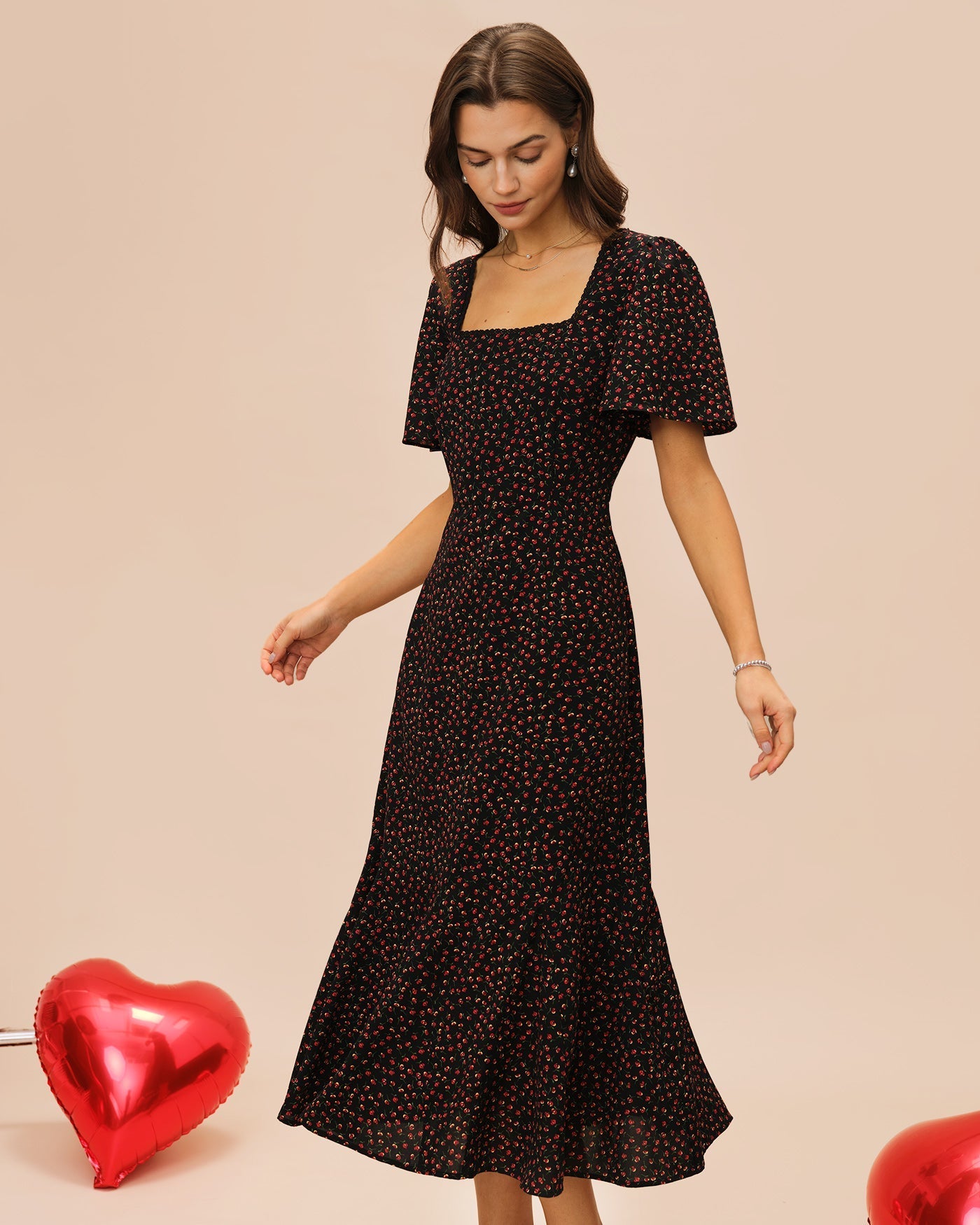 Vestido midi floral preto com decote quadrado e mangas borboleta