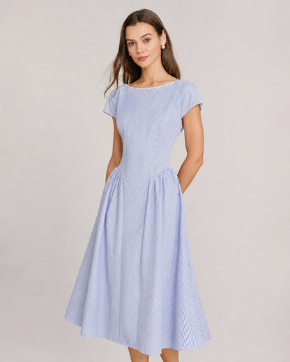 Vestido midi azul com decote canoa e franzidos