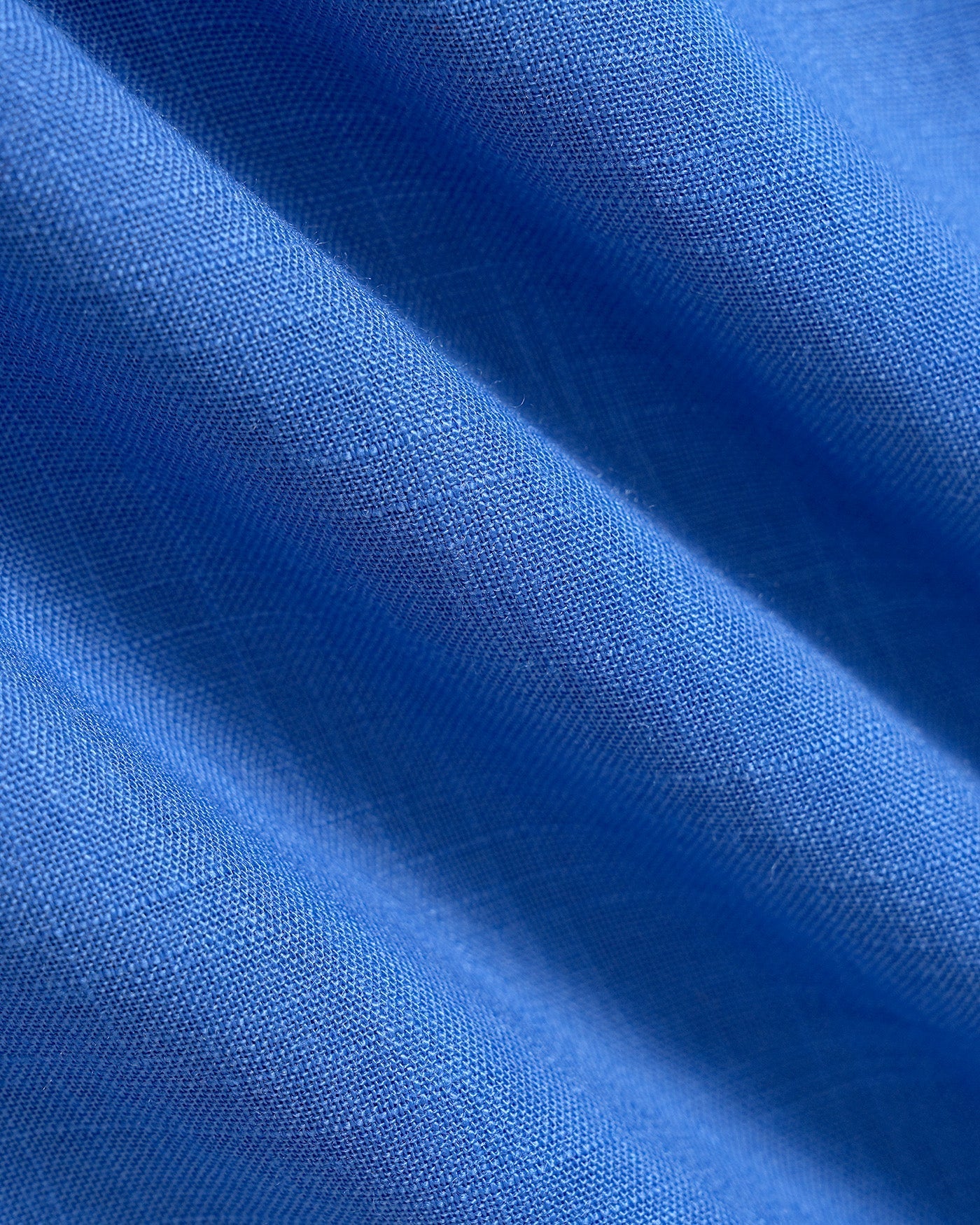 Vestido midi azul com decote quadrado, detalhe em amarração e bolsos