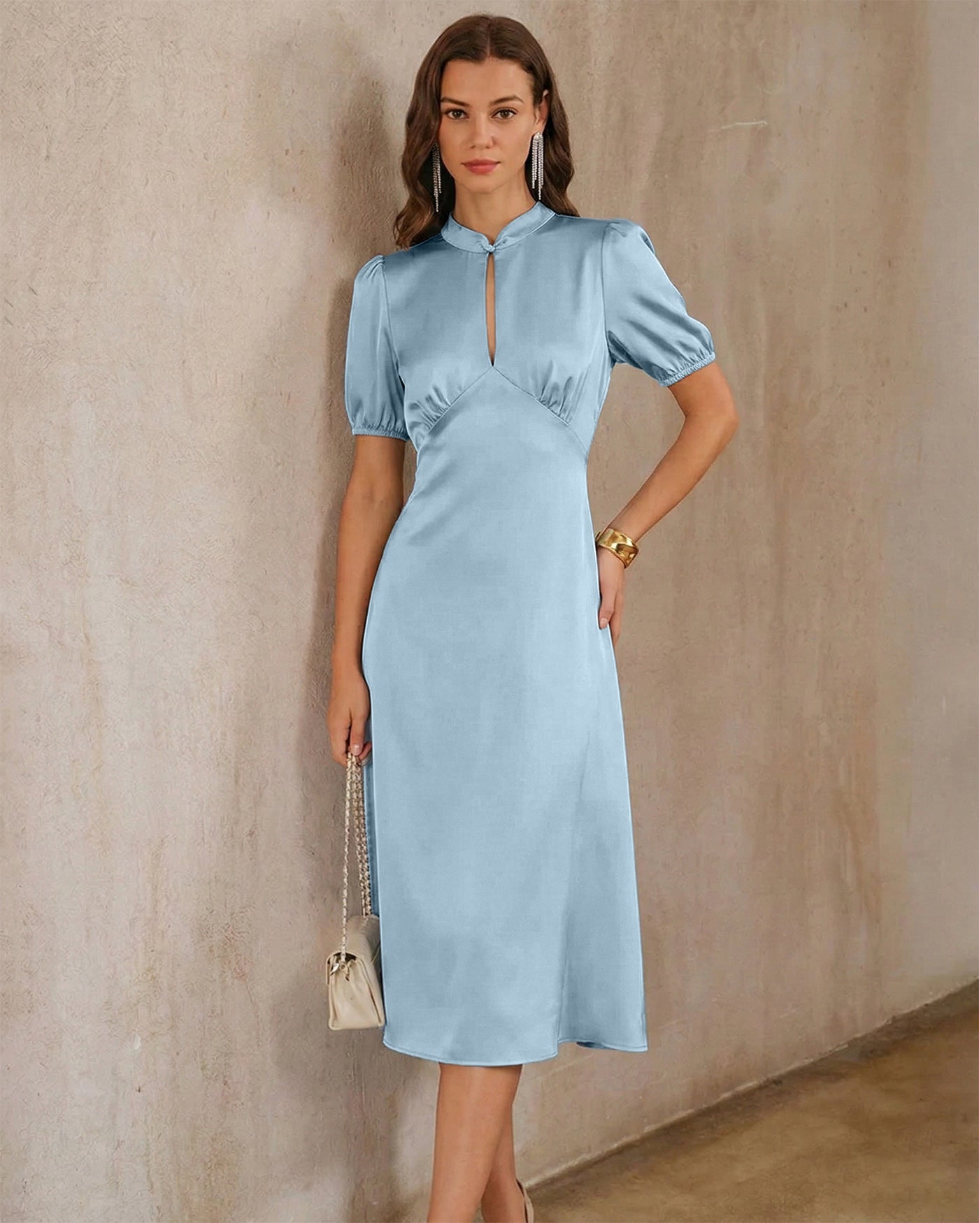 Vestido midi azul de cetim com mangas bufantes e costas abertas