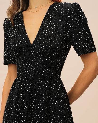 Vestido midi preto com decote em V e estampa de poá