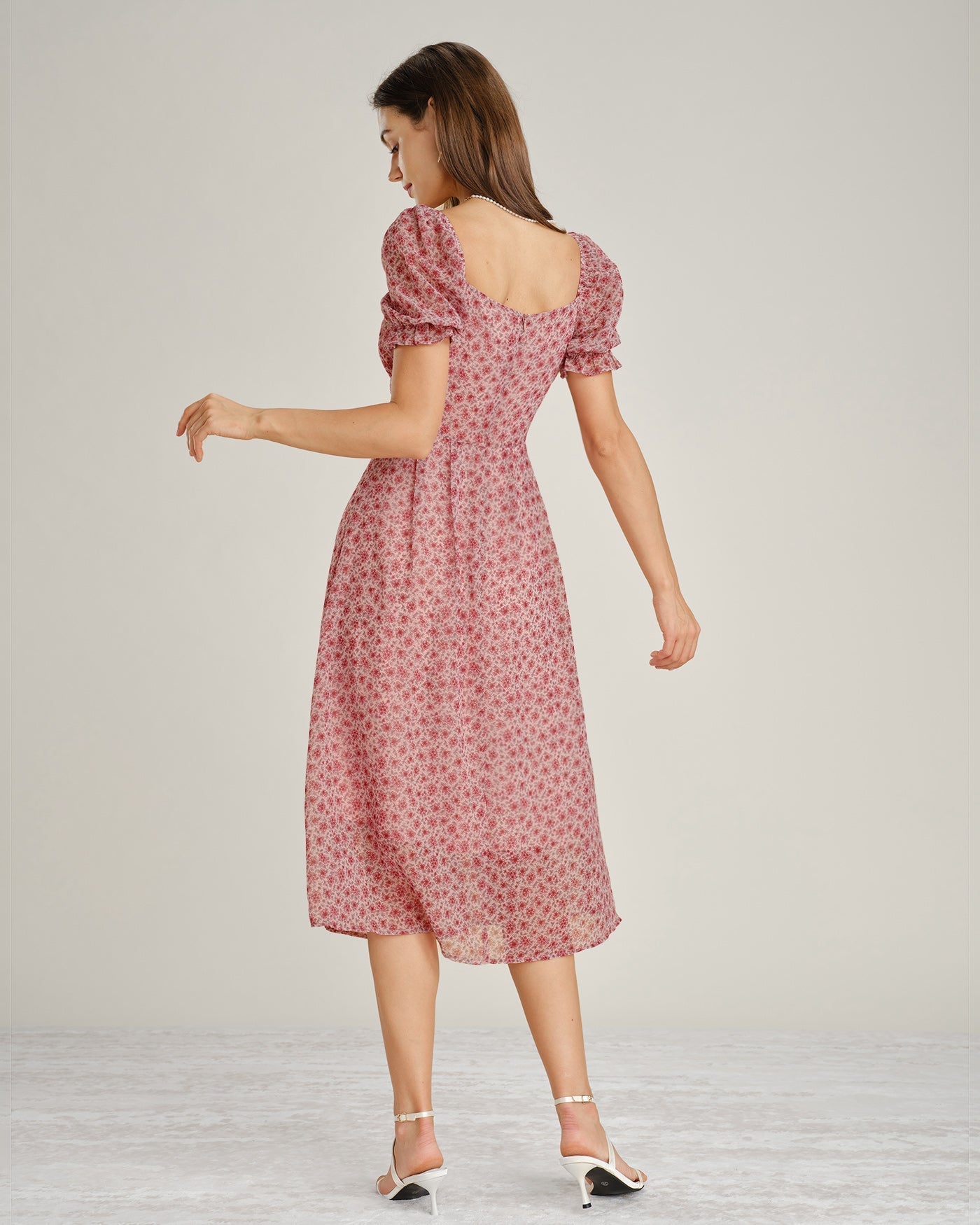 Vestido midi rosa em chiffon com decote quadrado e estampa floral