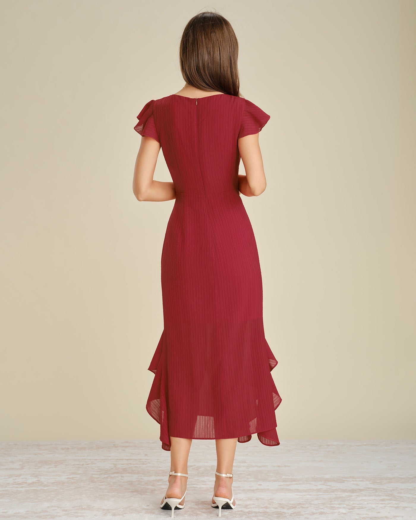Vestido midi vermelho liso com decote canoa e babados