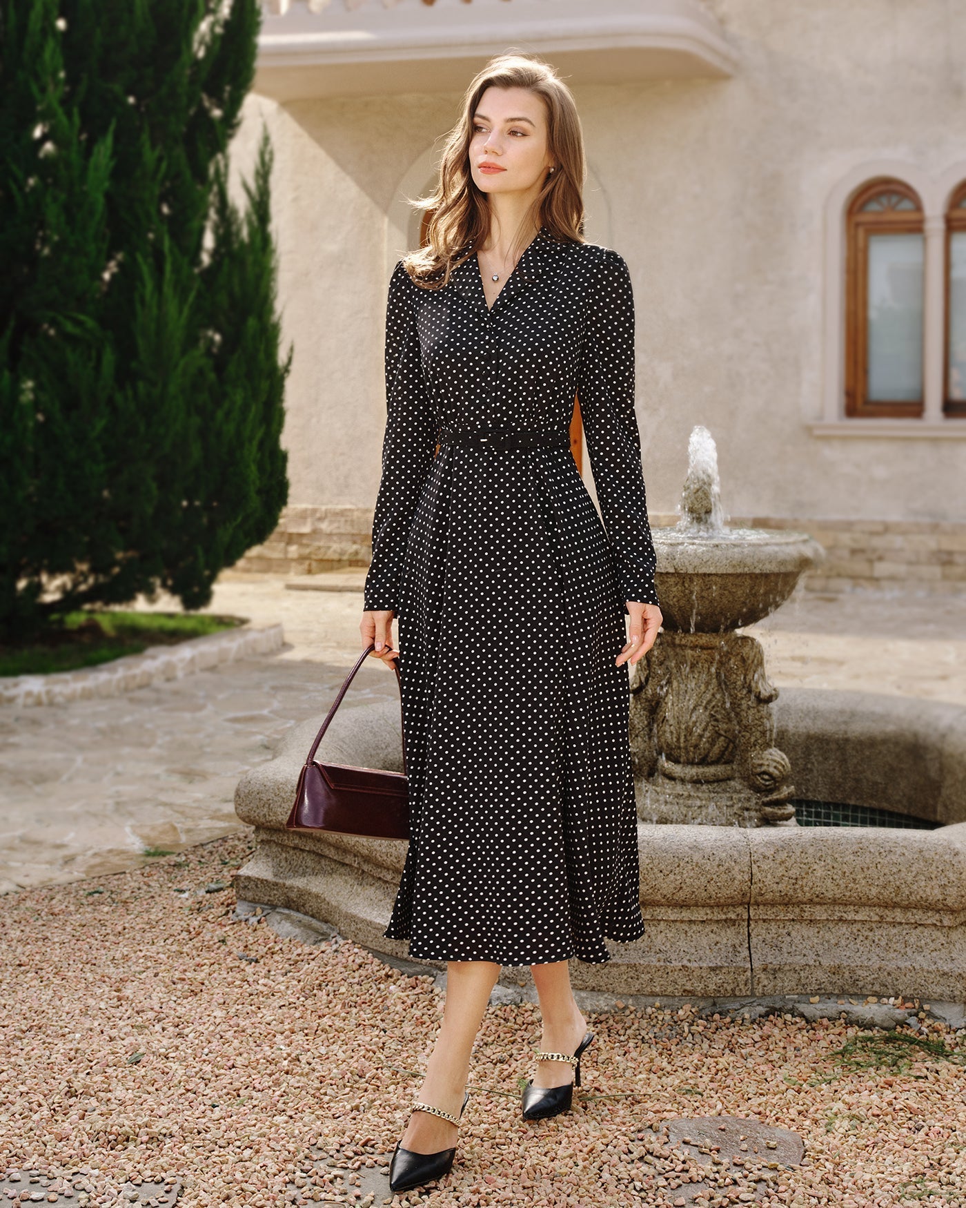 Vestido midi preto com gola e estampa de poá