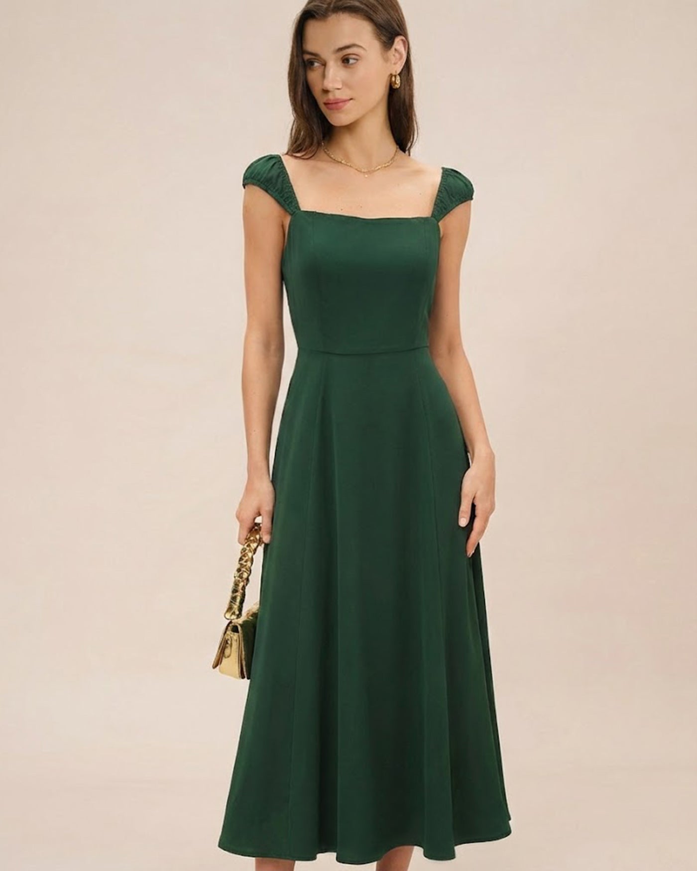 Vestido midi verde de decote quadrado com mangas curtas estruturadas