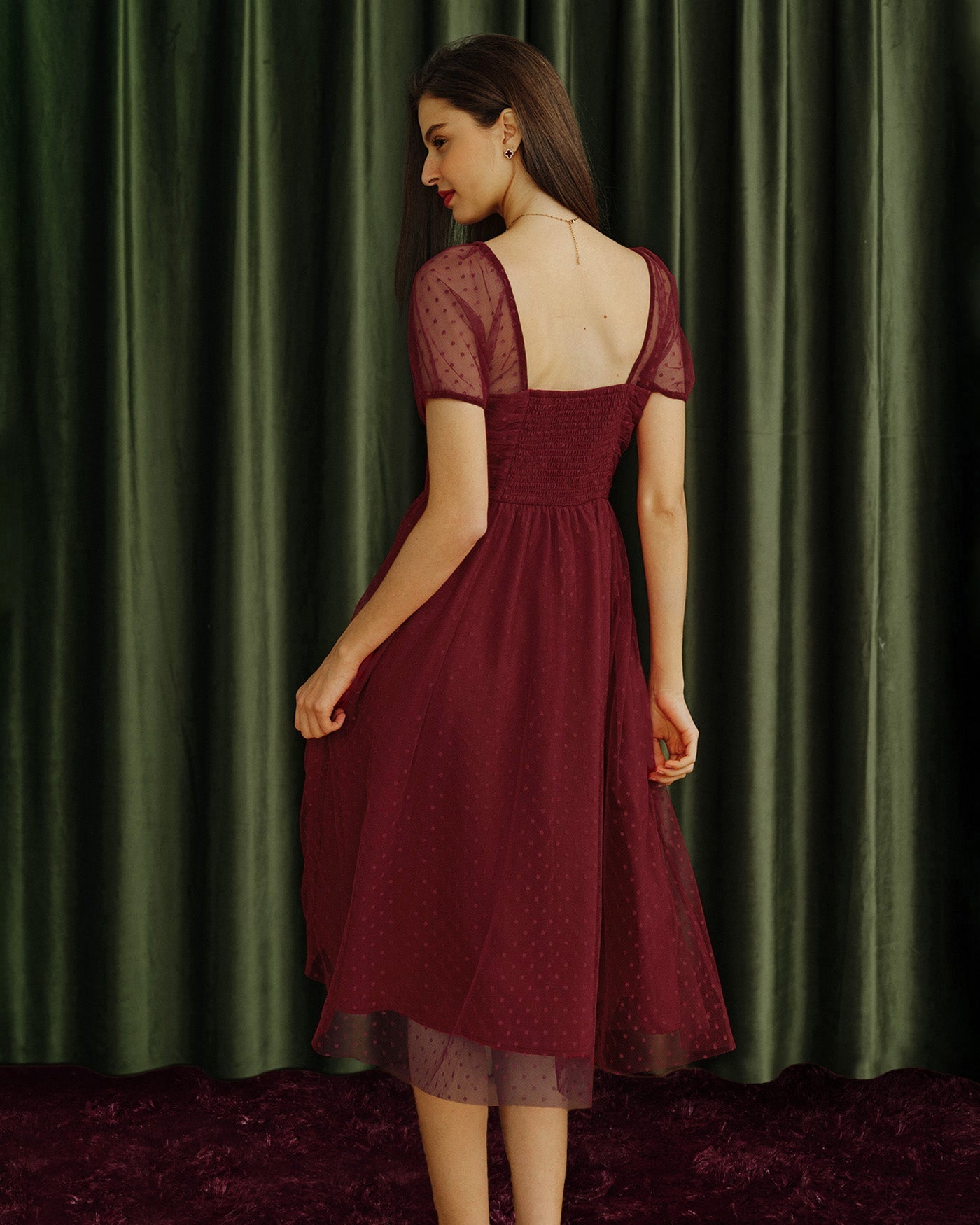 Vestido midi vermelho com decote em coração e estampa poá
