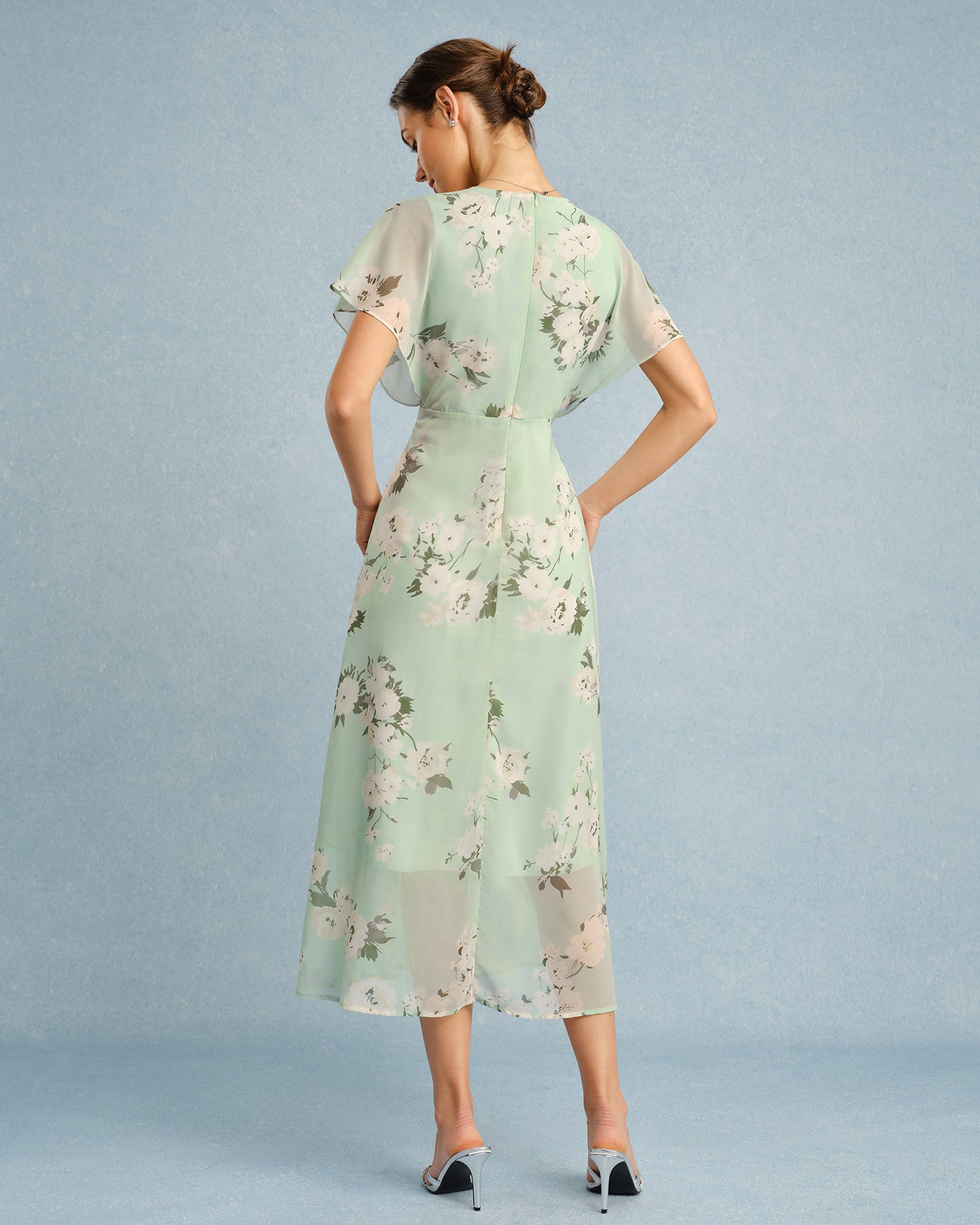Vestido midi floral em chiffon com decote V — Verde