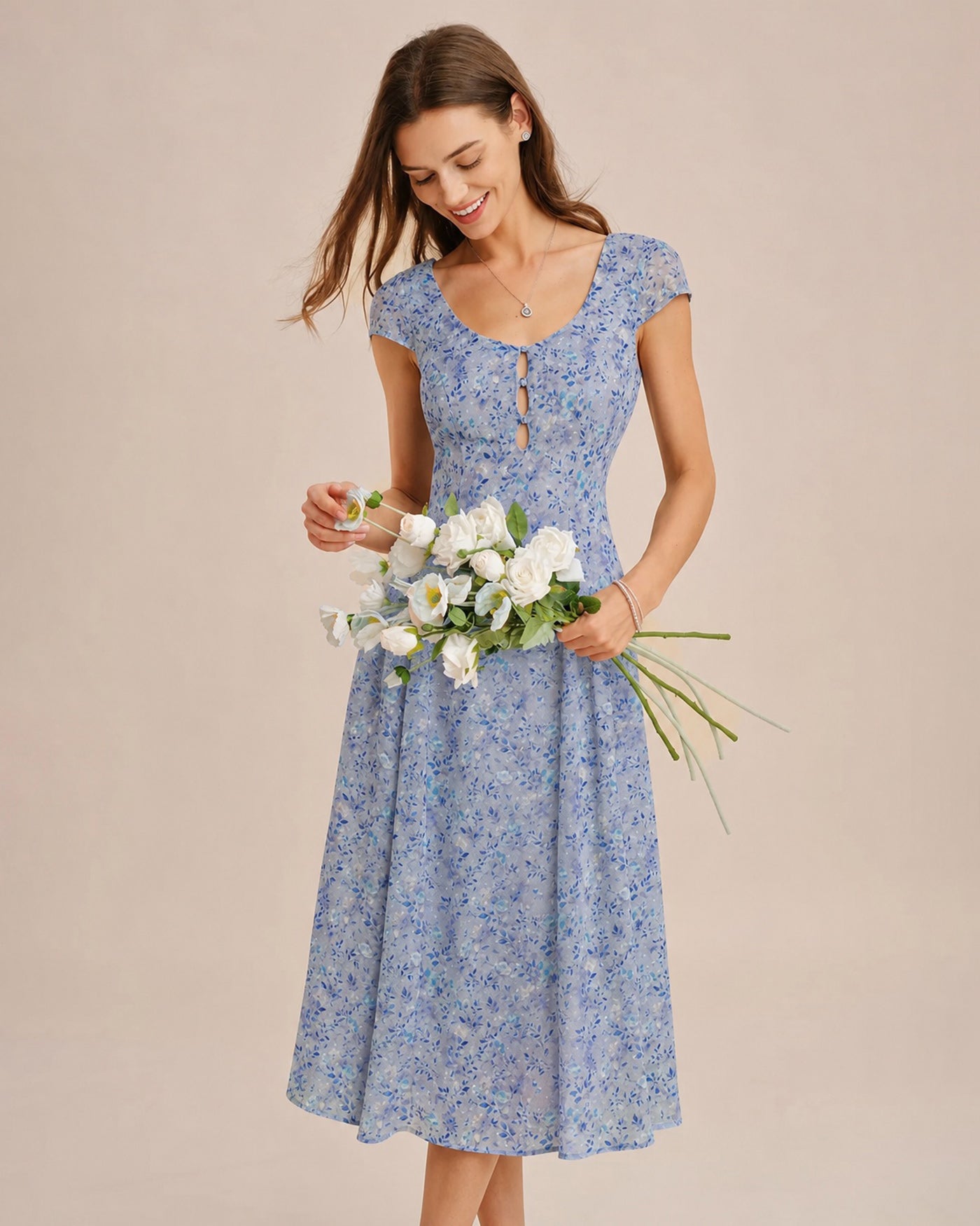 Vestido midi floral azul com decote em U e botões frontais