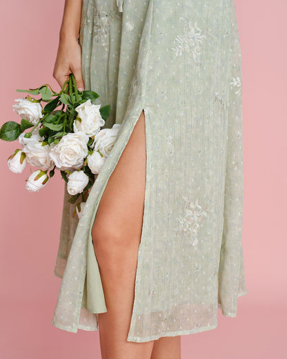 Vestido midi slip em jacquard verde com corte evasê