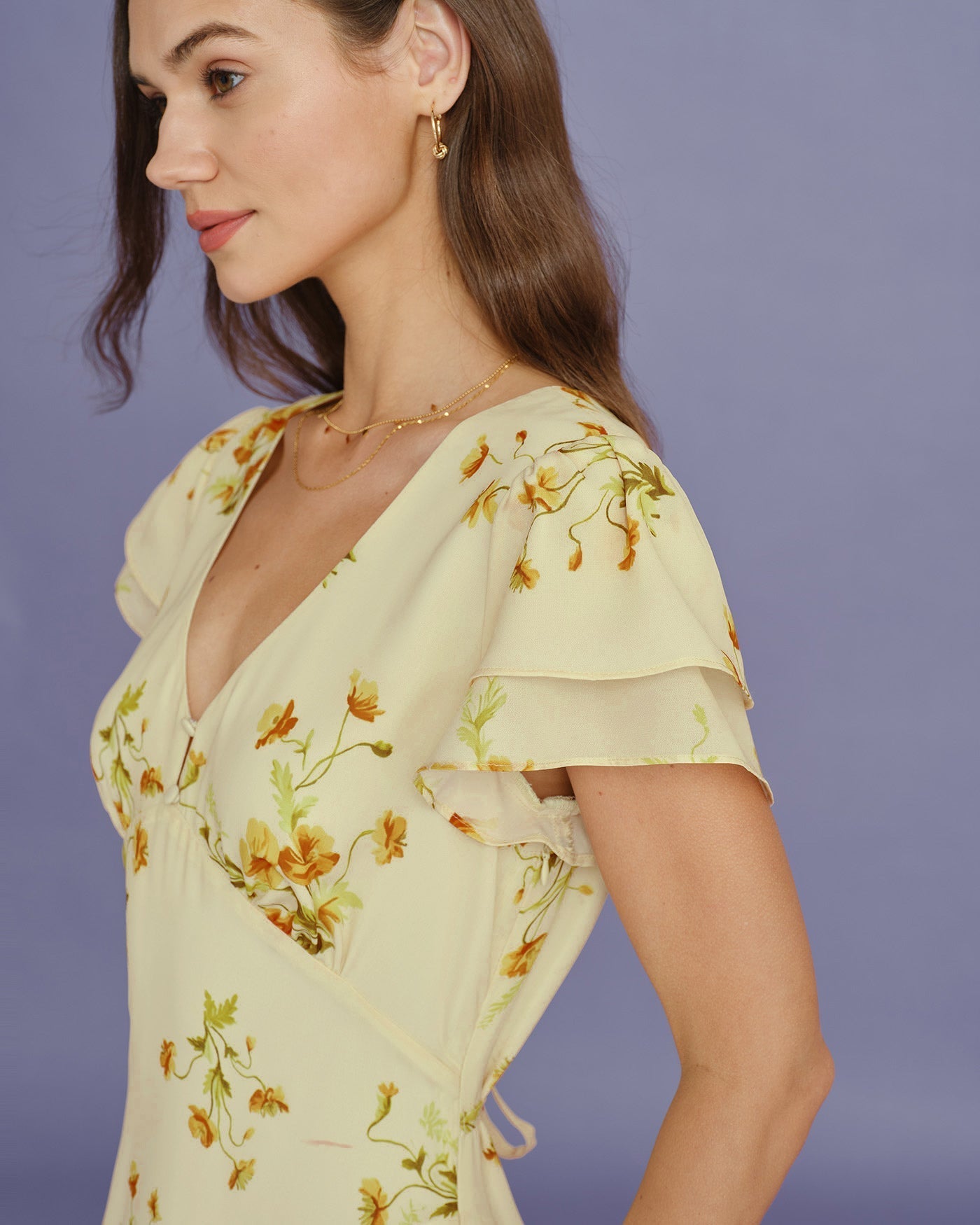 Vestido midi floral amarelo com decote em V e corte sereia